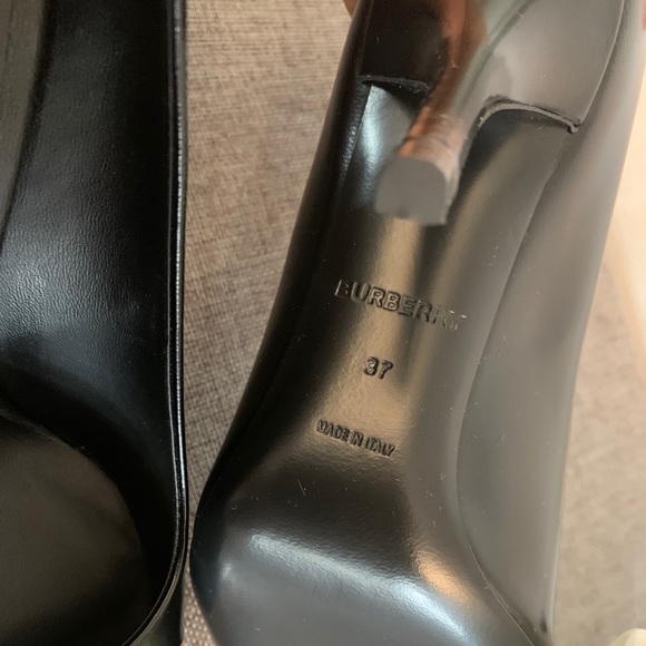 ⭐️SOLD⭐️!!!Burberry Black Annalise Patent Leather Pumps - Picture 2 of 11
